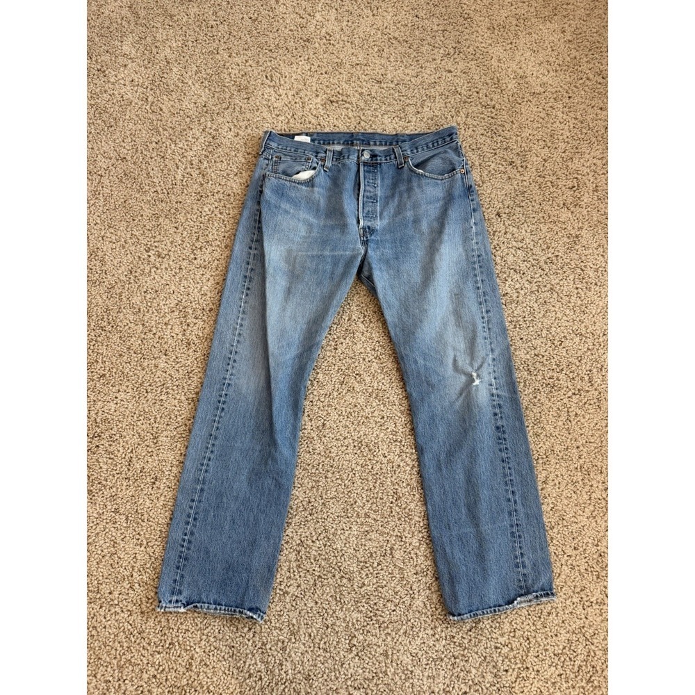 Vintage 96’Levi Light Wash Button Fly Mens Size 36 Waist 32 Inseam
